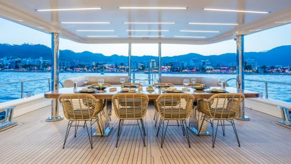 Luxuriöses Abendessen im Freien auf der 40-Meter-Motoryacht in Marmaris.