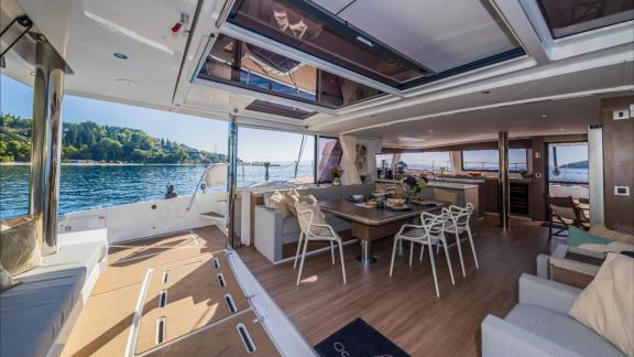 Der Heckbereich der Ocean Lounge bietet Esstisch und gemütliche Sitze.