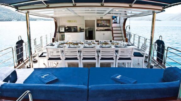 The covered dining area on Maske 2 offers space for convivial meals on board.