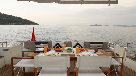 Der elegante Essbereich auf dem Achterdeck der Motoryacht Consent 24 in Bodrum bietet einen Blick aufs Meer.