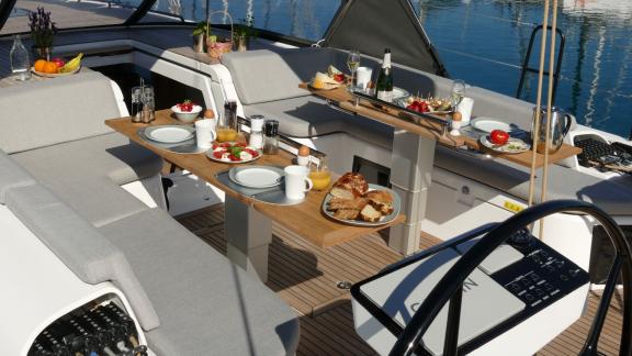 Ein reichhaltiges Frühstück auf dem Achterdeck der Yacht On Y Va bietet eine gemütliche Atmosphäre für den Start in den