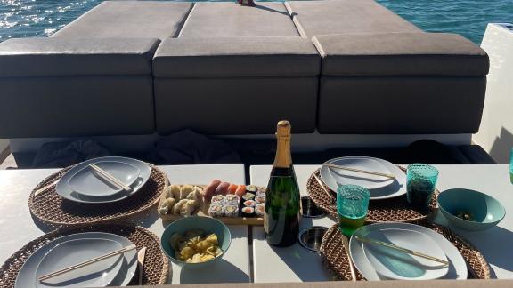 Stilvoll gedeckter Tisch mit Sushi und Champagner auf der Motoryacht Cea 3.