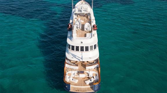 Wind Of Fortune lüks yatının şık güvertesinde rahatlayın.