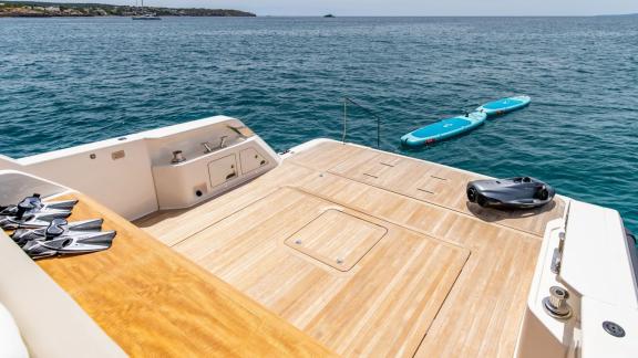 Die große Heckplattform der Motoryacht mit Wasserspielzeug vor Mallorca.