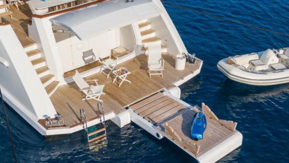 Die Rückseite der Rem in Göcek bietet perfekten Zugang zum Meer und Wassersport.