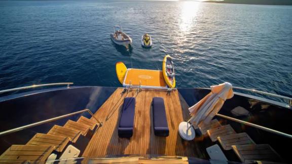 Sonnenuntergang mit Wassersportgeräten und Beibooten auf der Motoryacht S4 in Bodrum