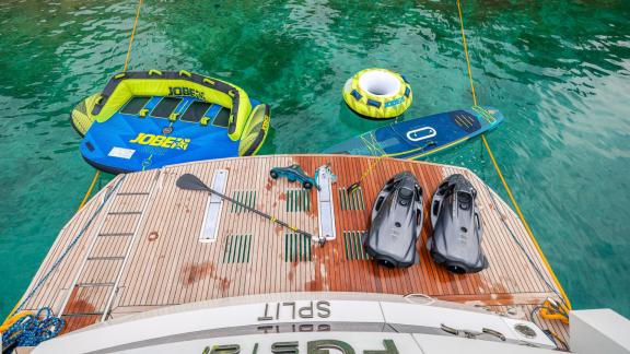 Die Yacht FG Star ist mit verschiedener Wassersportausrüstung ausgestattet.