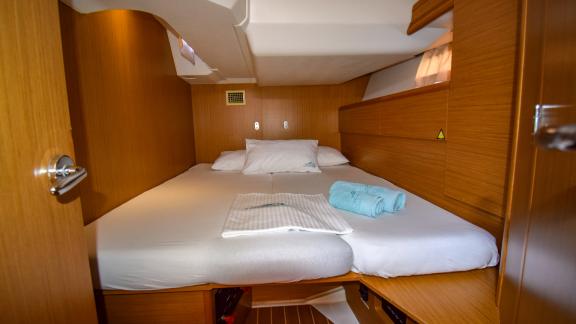 Die Doppelkabine der Yacht Nazlı Denizim ist mit einem großen Bett und sauberen Handtüchern ausgestattet.