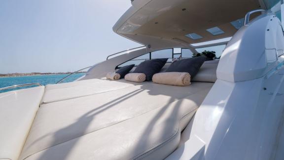 Ibiza'da demirlemiş Excalibur motoryatın arka güvertesindeki konforlu güneşlenme alanı.