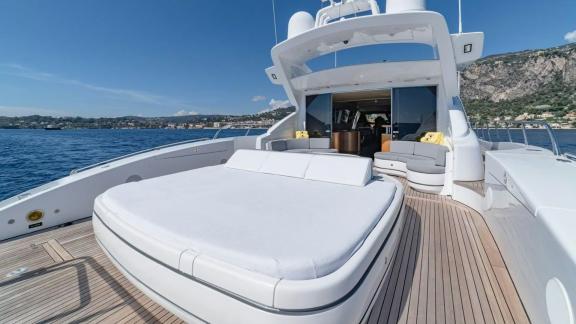 Mangusta 92 Popeye invites you to relax under the sun with its large padded sunbeds.