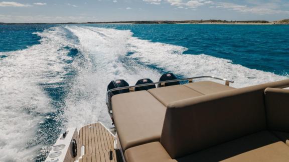 Meerblick vom Achterdeck der Orix-Motoryacht, die mit hoher Geschwindigkeit über das Wasser fährt.