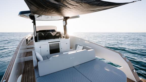 Schattiger Loungebereich mit Pantry perfekt für Yachtcharter auf Mallorca.