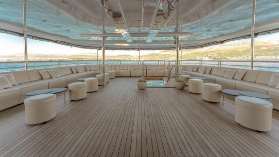 Yachtcharter: Entspannen Sie im stilvollen Lounge-Bereich der Mega Yacht Cristal in Kroatien.