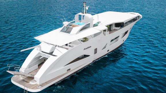 Bodrum'da 42m uzunluğundaki şık Matilda yatını kiralayın. 6 şık kabinde 12 kişilik konaklama.