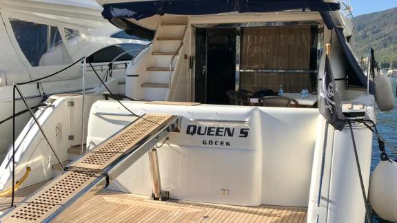 Das Heckdeck der Motoryacht Queen S, die im Hafen von Göcek festgemacht ist.