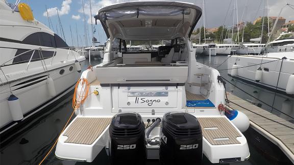 Motoryacht Il Sogno im Yachthafen, Heck und Motoren sichtbar.