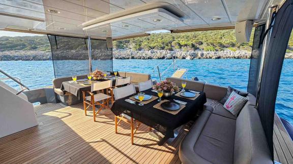Komfortables Achterdeck mit Meerblick und gedecktem Tisch bei Bodrum.