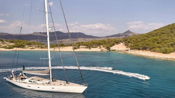 Luxusyacht Aizu vor Anker an der Küste Griechenlands, umgeben von einem Beiboot.