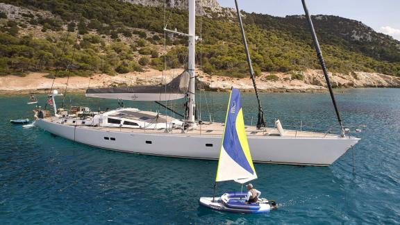 Die Luxusyacht Aizu liegt vor Anker in Griechenland, während die Gäste Wasserspielzeug genießen.