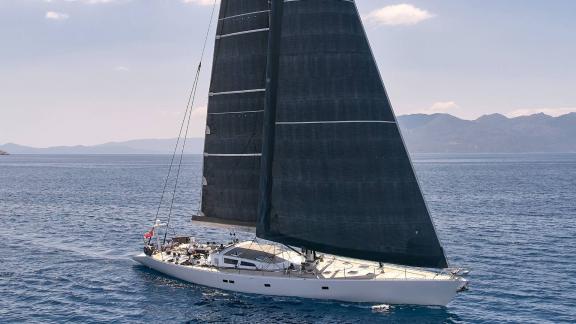 Die Luxusyacht Aizu segelt mit ihren großen Segeln vor der Küste Griechenlands und genießt den Wind.