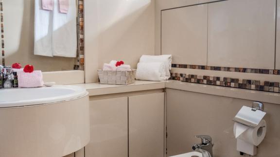 Shiva features an elegant guest bathroom for weekly motor yacht charters and luxury yacht holidays in Mykonos.