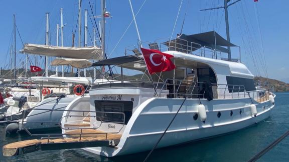 25-Meter Gulet Albatros M mit türkischer Flagge, liegend im Hafen von Fethiye, umgeben von Segelyachten.