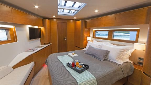 Das Luxusschlafzimmer der Yacht Alizee bietet Komfort und Stil für einen erholsamen Rückzugsort.