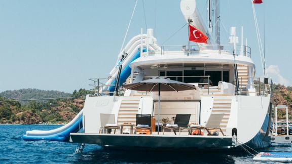 Роскошная солнечная палуба моторной яхты All About U 2 в Бодруме с потрясающим видом на море.