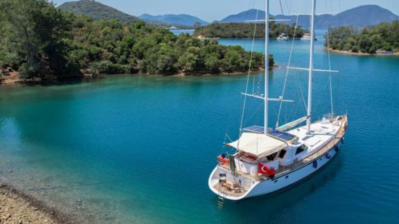 Genießen Sie Luxus auf der Gulet Angelo, vor Anker in einer malerischen Bucht bei Göcek.