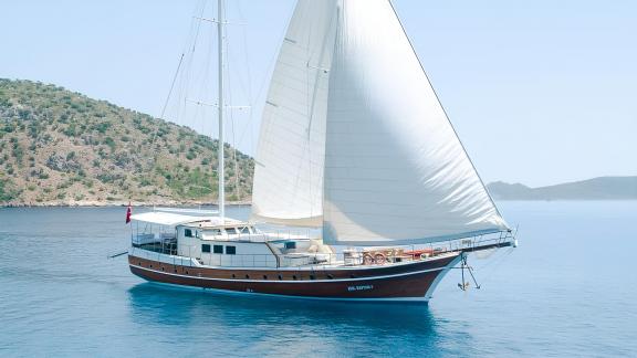 Elegante Gulet auf ruhigem Wasser vor der Küste von Marmaris, ideal für luxuriöse Segelabenteuer.