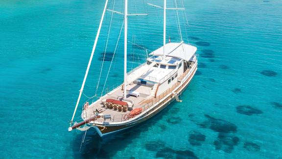 This elegant gulet in clear, turquoise waters offers perfect luxury for your yacht charter in Marmaris.