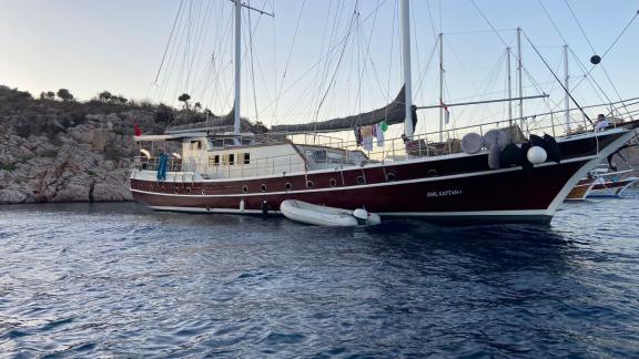 Die beeindruckende Gulet Anıl Kaptan 1 ankert in einer ruhigen Bucht, ideal für unvergessliche Yachtabenteuer.