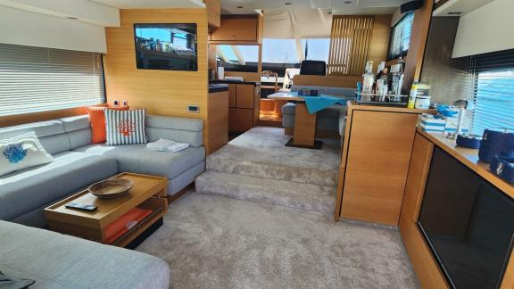 Das stilvolle Interieur der Motoryacht Apsuva besticht durch komfortablen Sitzbereich und Essbereich.