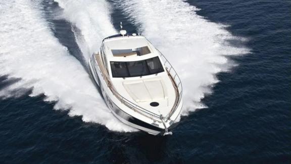 Die Motoryacht Aron 26 ist mit voller Geschwindigkeit auf dem offenen Meer unterwegs.