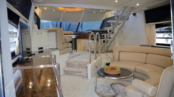 Luxuriöser Salon der Motoryacht Aurora mit gemütlicher Sitzecke und stilvoller Dekoration.