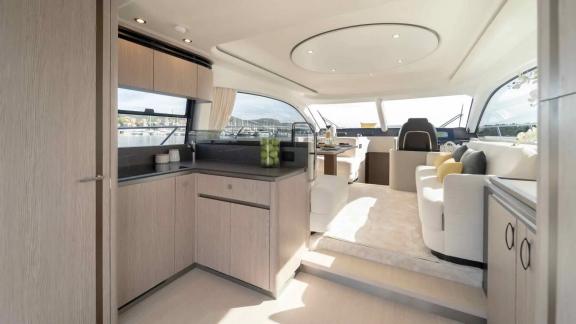 Spacious salon of Leeloo with large windows and an open kitchen design.