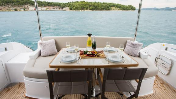 Gedeckter Tisch mit Snacks und Meerblick bietet stilvolle Momente an Bord.