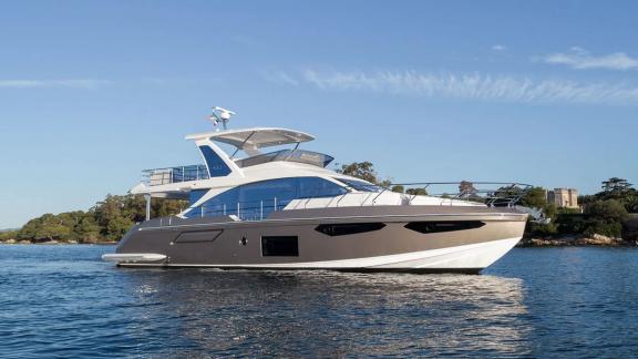 Моторная яхта Azimut 60 Aluminia стоит у берега Кастелы в стильном исполнении.