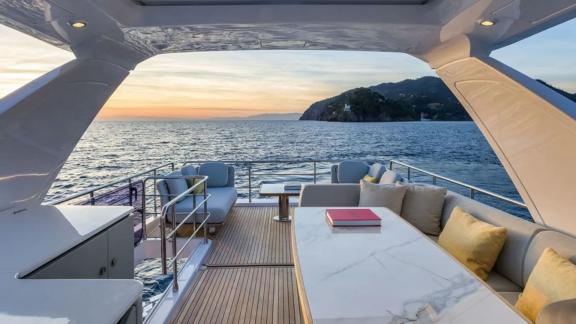 Flybridge яхты Azimut 60 у Кастелы идеально подходит для ужина на закате.