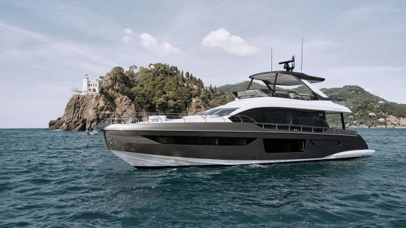 Die moderne Pangea Motoryacht fährt mit Flybridge und Vordeck entlang der Küste.