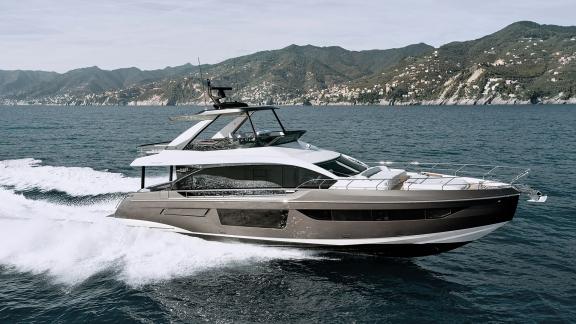 Die luxuriöse Pangea Yacht fährt über die Wellen mit Blick auf Bugdeck und Flybridge.