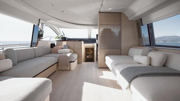 Moderne Sofas und große Fenster mit Meerblick sorgen für eine helle elegante Atmosphäre.