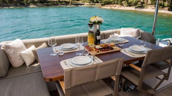 Кормовая палуба моторной яхты Azimut 72 Alyss у побережья Сплита подходит для отдыха на море.