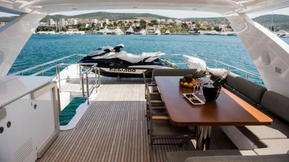 Обеденная зона на флайбридже моторной яхты Azimut 72 Alyss у побережья Сплита для отдыха на яхте.
