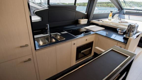Современный камбуз моторной яхты Azimut 72 Alyss в марине Сплита дополняет комфорт на борту.