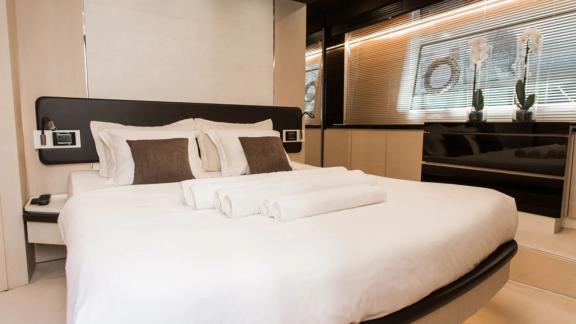 Мастер каюта моторной яхты Azimut 72 Alyss в марине Сплита сочетает комфорт и элегантность на борту.