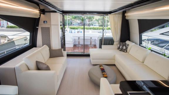 Салон моторной яхты Azimut 72 Alyss в марине Сплита предлагает просторную зону отдыха и комфорт.