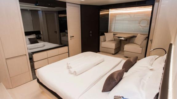 Мастер каюта моторной яхты Azimut 72 Alyss в марине Сплита обеспечивает комфортное размещение на борту.