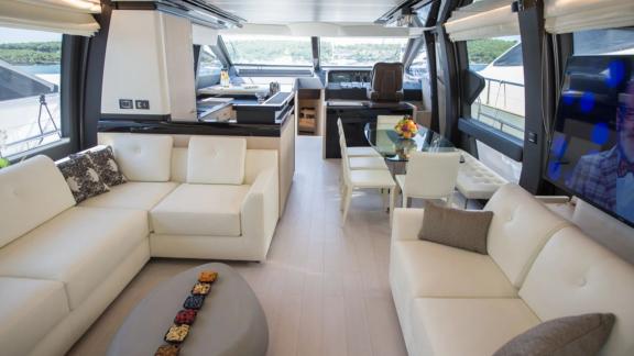 Салон моторной яхты Azimut 72 Alyss в марине Сплита предлагает комфортное пространство для отдыха на борту.