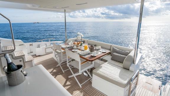 Luxus-Motoryacht Mineira Achterdeck Esstisch